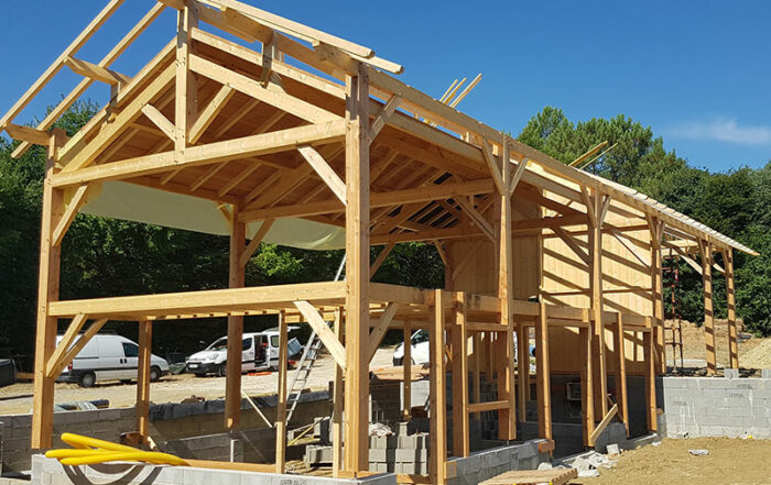 SCOP Houself construit une maison en paille, terre et chanvre