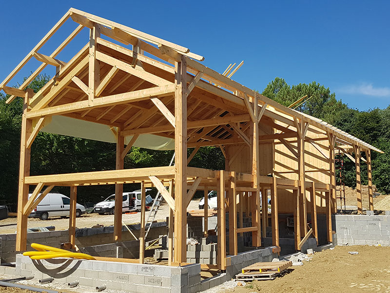 L'équipe accompagne également l'autoconstruction d'un bâtiment agricole en paille.