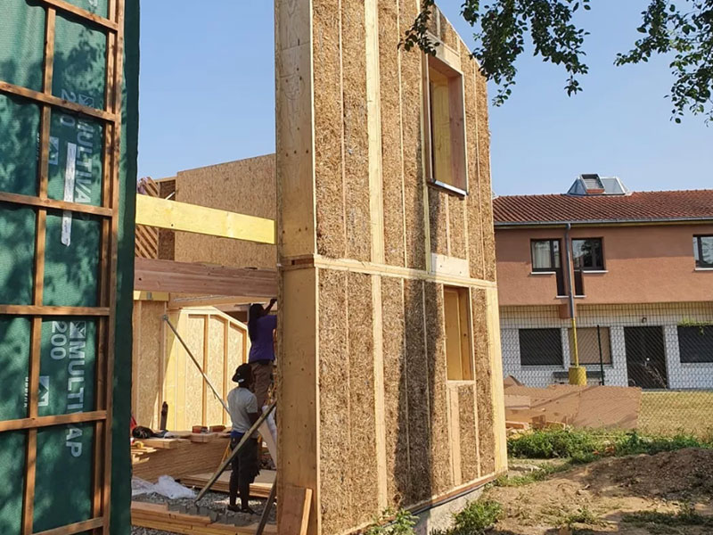 La SCOP Houself travaille en ce moment sur la construction d'une maison de ville en paille, terre crue et béton de chanvre à Muret (31) en collaboration avec l'architecte Jules Meffroy.