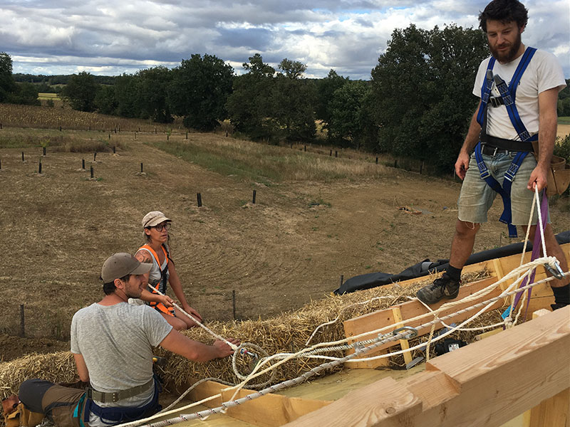 L'équipe accompagne également l'autoconstruction d'un bâtiment agricole en paille.