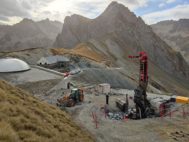 Forage d’une sonde géothermique pour la maison du Tourmalet Residence biosourcée Natura