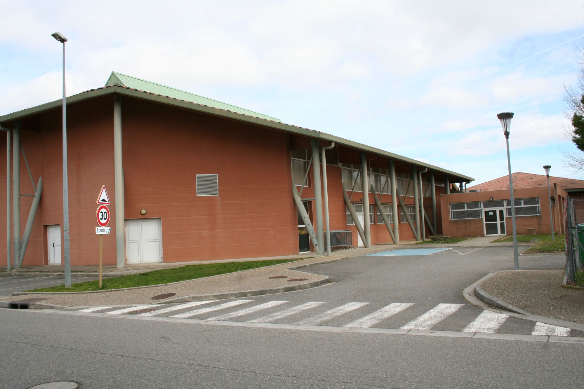 Aménagements Ferroviaires du Nord de Toulouse et de la séquence Fondeyre – La Vache – Toulouse Lautrec, ses principaux enjeux sont : Affirmer La Vache comme porte d'entrée Nord de Toulouse en transports en commun, bien accessible en modes actifs et structuré d’un point de vue urbain, Accompagner la desserte ferroviaire du nord de Toulouse par l’aménagement de pôles d’échanges multimodaux confortables, sécures et accessibles autour des haltes ferroviaires, Apporter une réponse à l'insuffisance des liaisons Est-Ouest pour les modes doux et valoriser le canal latéral (Grand Parc Canal), Structurer et accompagner l’urbanisation des secteurs économiques, mixtes et à fort potentiel de mutation à proximité des stations de métro et des Pôles d’Échanges Multimodaux des Aménagements Ferroviaires du Nord de Toulouse.